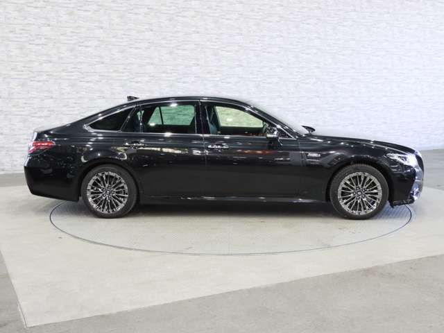 CROWN sedan hybrid