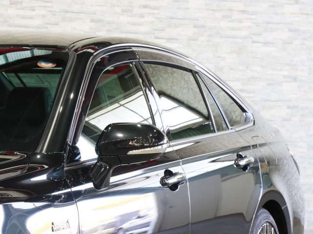 CROWN sedan hybrid