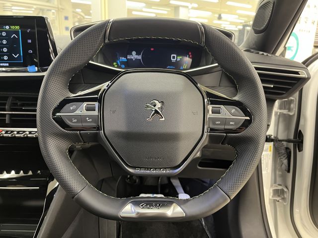 PEUGEOT e-2008