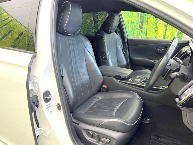 CROWN sedan hybrid
