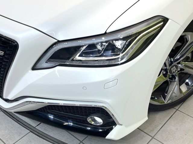 CROWN sedan hybrid
