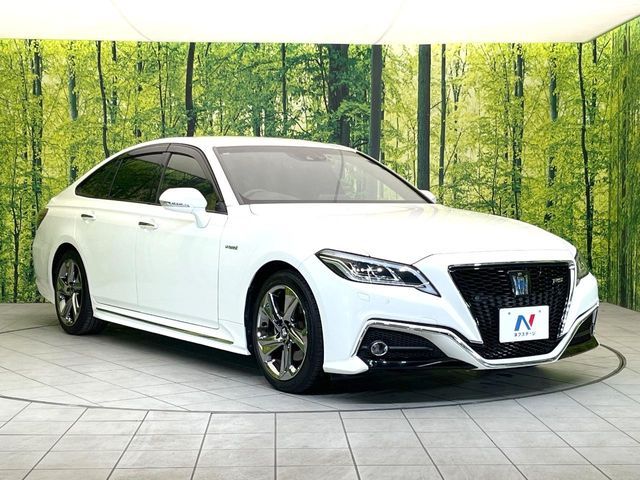 CROWN sedan hybrid