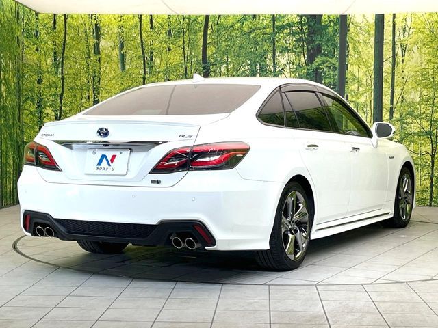 CROWN sedan hybrid