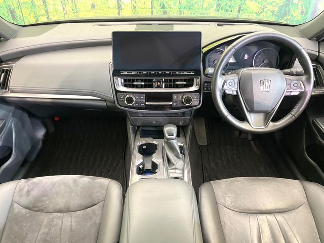 CROWN sedan hybrid