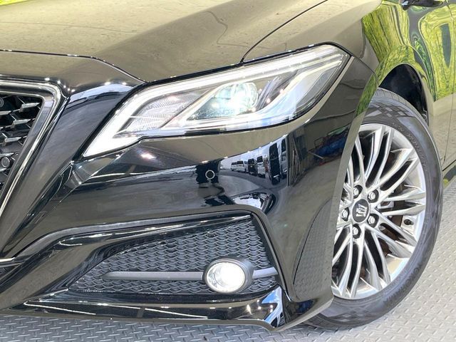 CROWN sedan hybrid