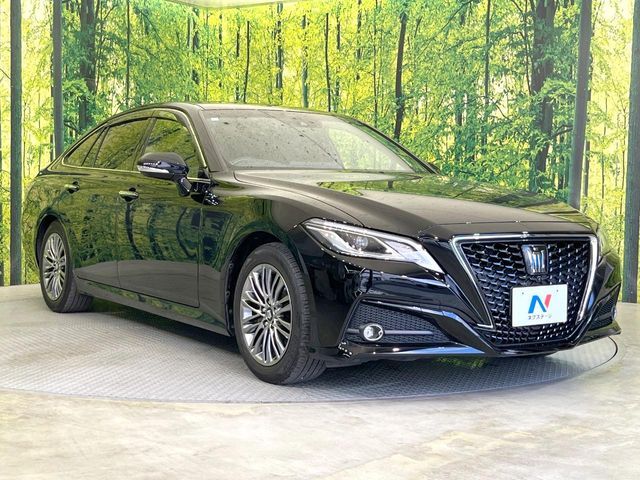 CROWN sedan hybrid