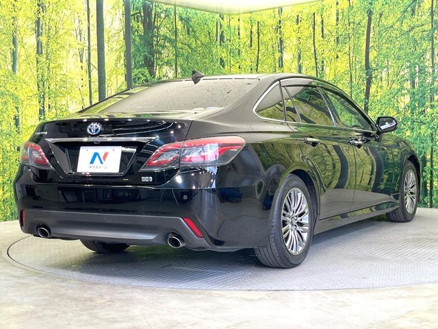 CROWN sedan hybrid