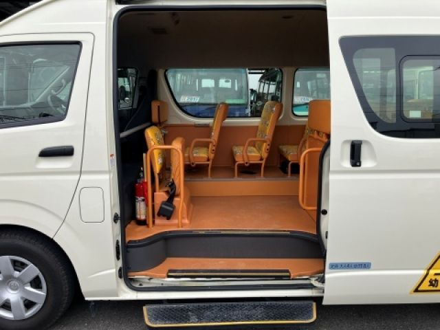 HIACE COMMUTER