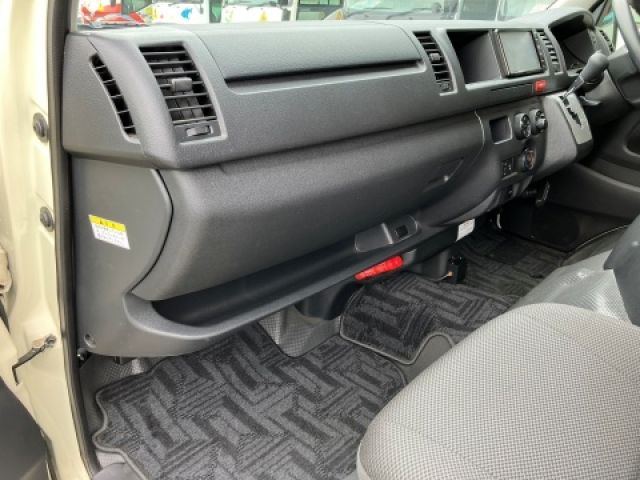 HIACE COMMUTER