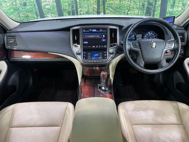 CROWN sedan hybrid