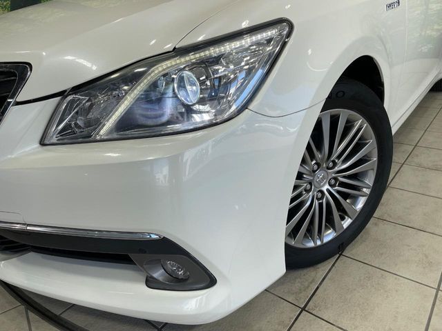 CROWN sedan hybrid