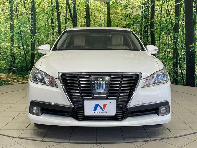 CROWN sedan hybrid