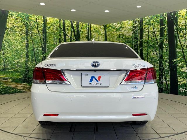 CROWN sedan hybrid