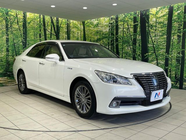 CROWN sedan hybrid