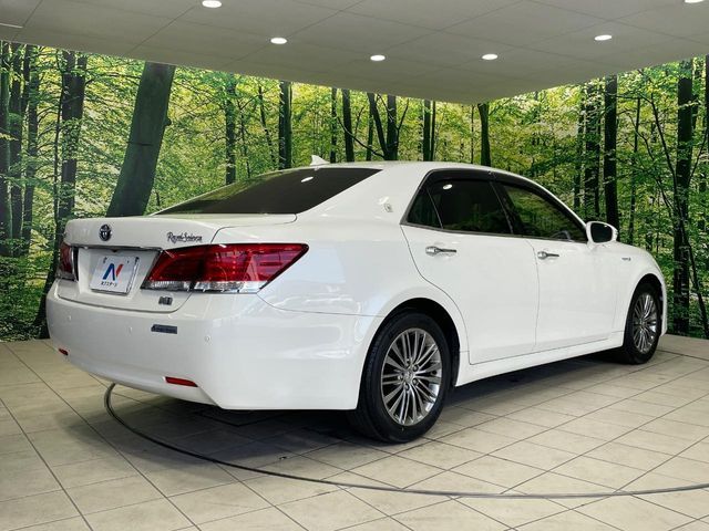 CROWN sedan hybrid