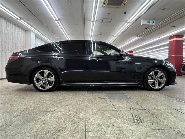 CROWN sedan hybrid