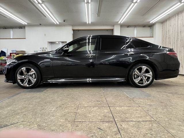 CROWN sedan hybrid