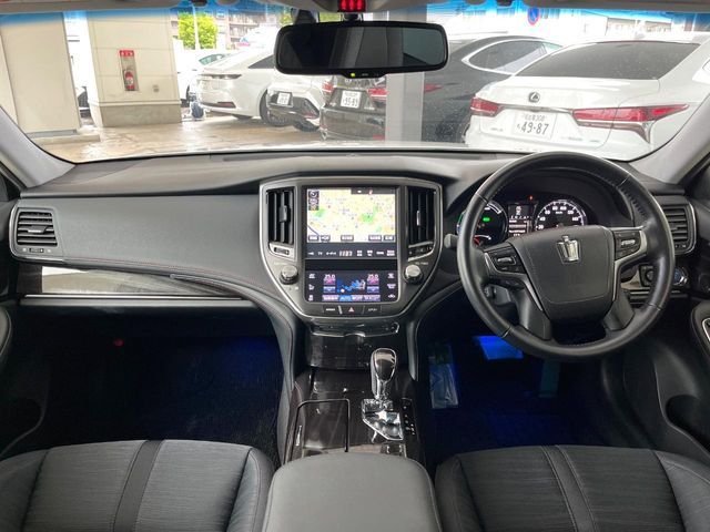 CROWN sedan hybrid