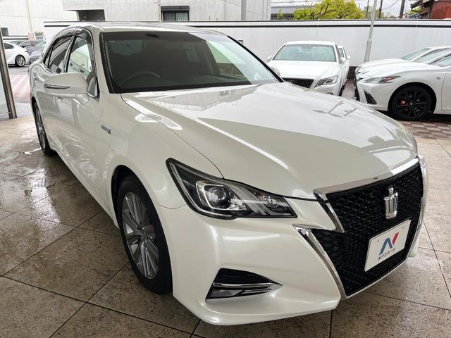CROWN sedan hybrid