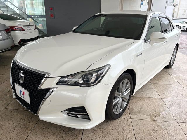 CROWN sedan hybrid