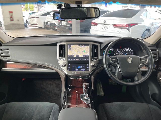 CROWN sedan hybrid