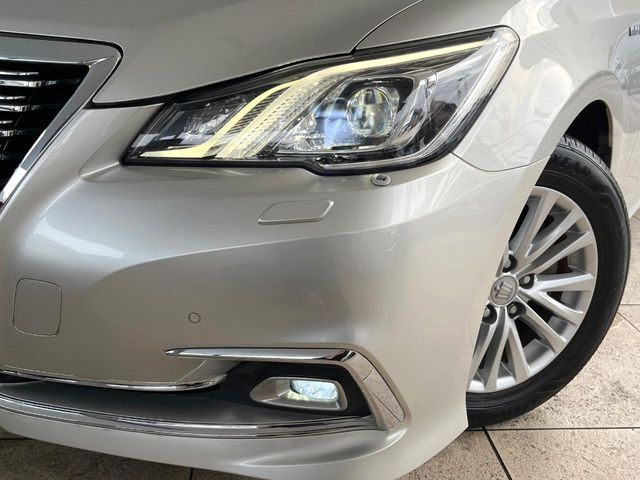 CROWN sedan hybrid