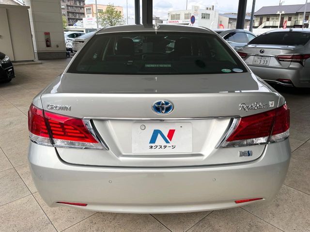 CROWN sedan hybrid