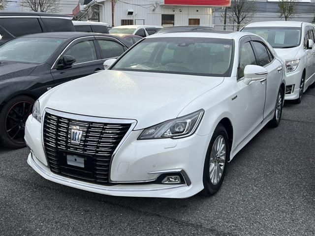CROWN sedan hybrid