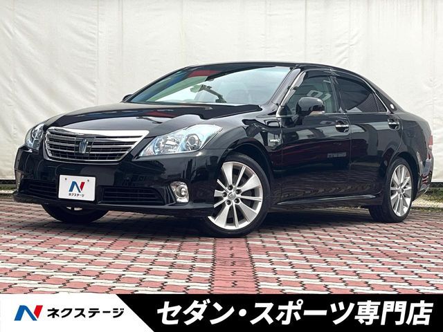 CROWN sedan hybrid