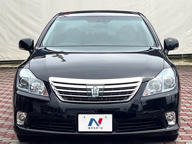 CROWN sedan hybrid