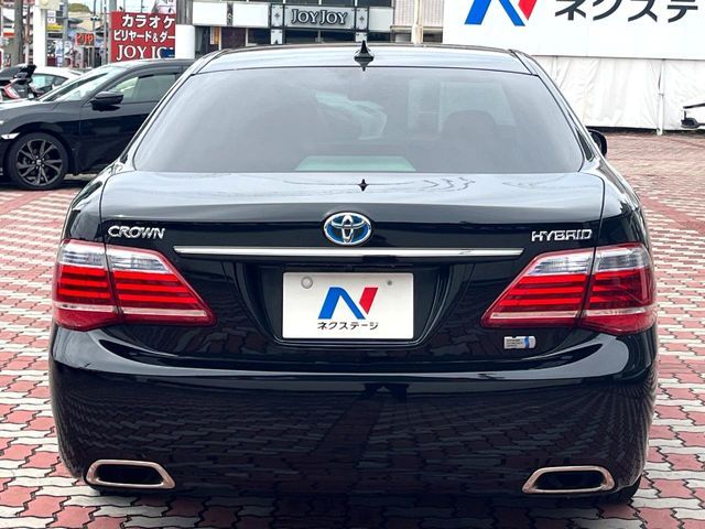 CROWN sedan hybrid
