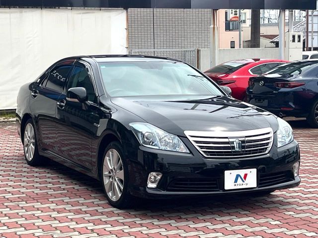 CROWN sedan hybrid