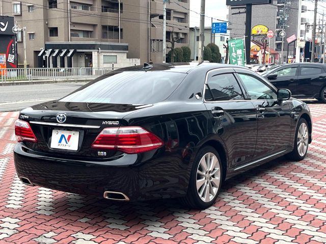 CROWN sedan hybrid