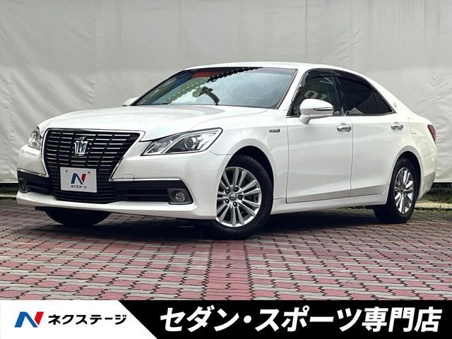 CROWN sedan hybrid