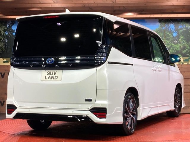VOXY HYBRID