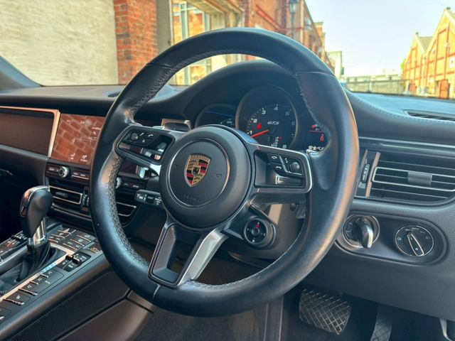 PORSCHE Macan