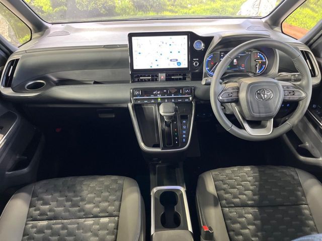 VOXY HYBRID