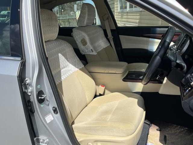 CROWN sedan