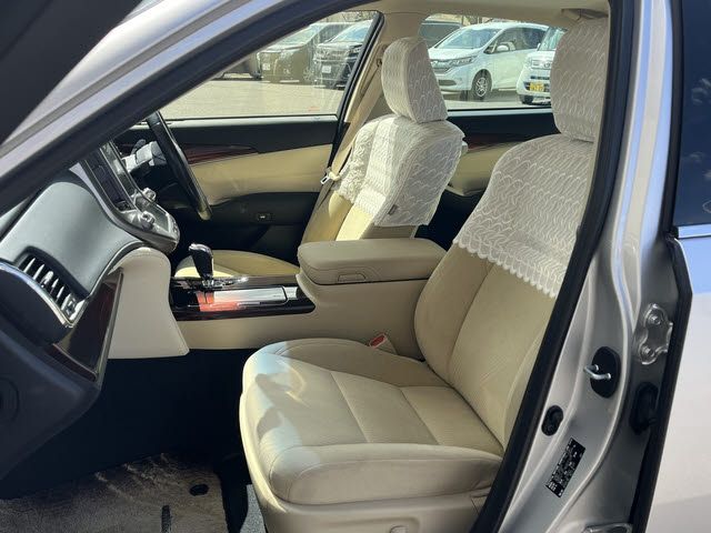 CROWN sedan