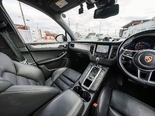 PORSCHE Macan