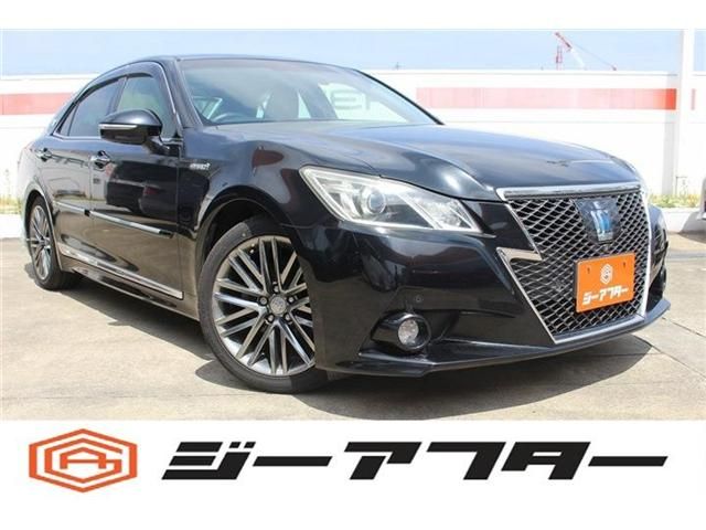 CROWN sedan hybrid