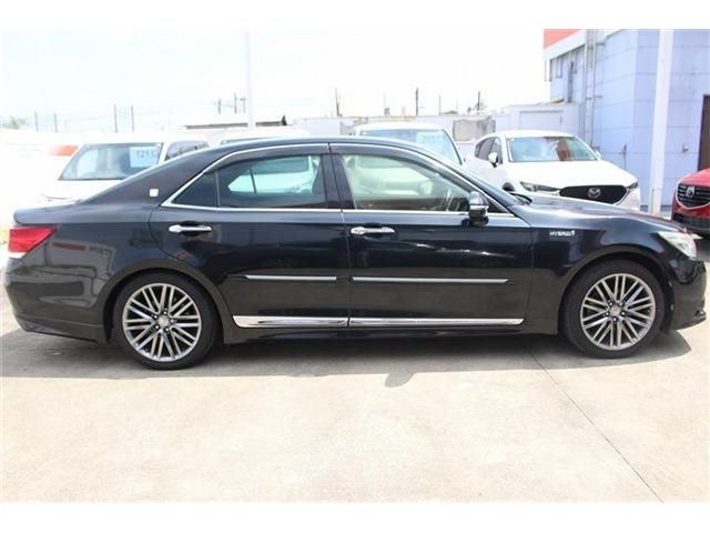 CROWN sedan hybrid