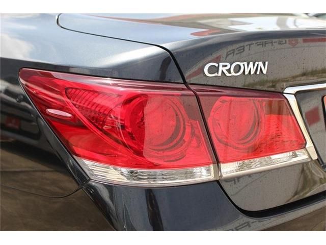 CROWN sedan hybrid
