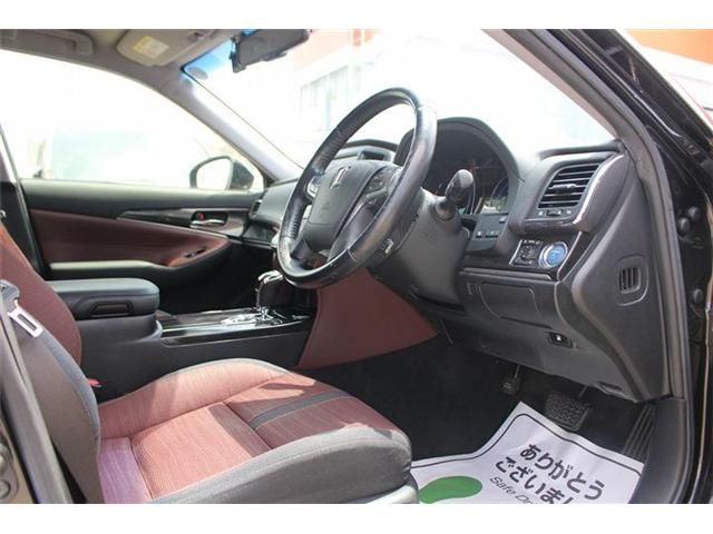 CROWN sedan hybrid