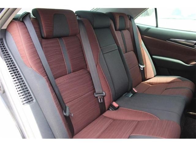 CROWN sedan hybrid