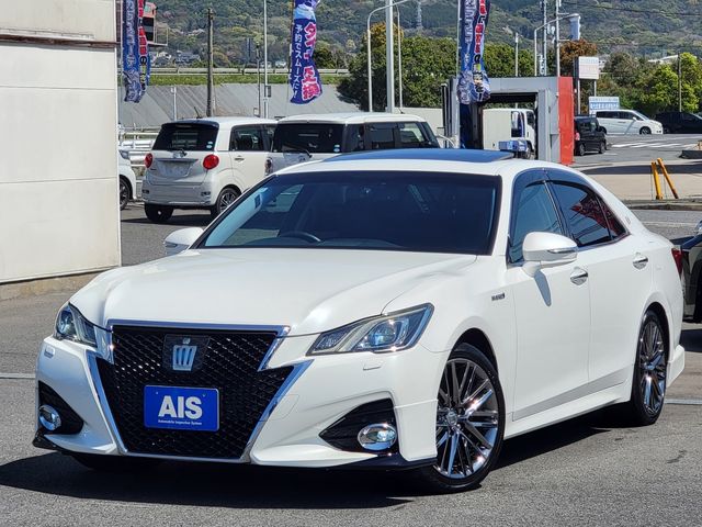 CROWN sedan hybrid