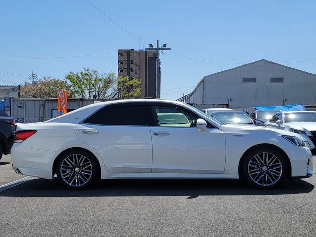 CROWN sedan hybrid