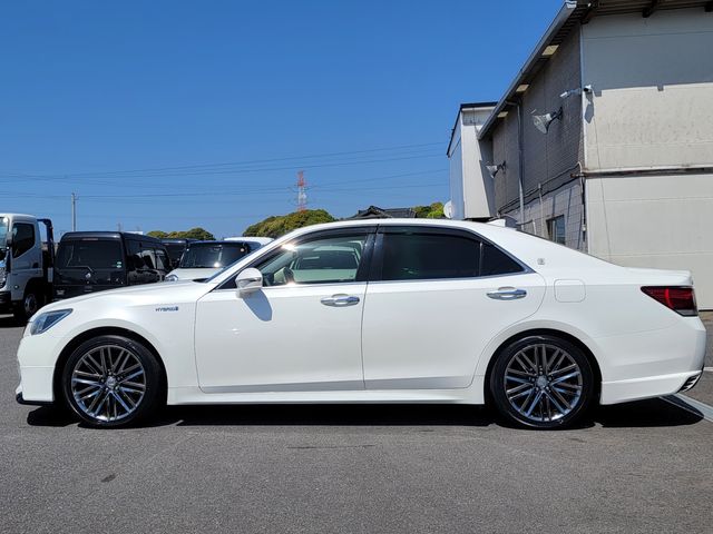 CROWN sedan hybrid