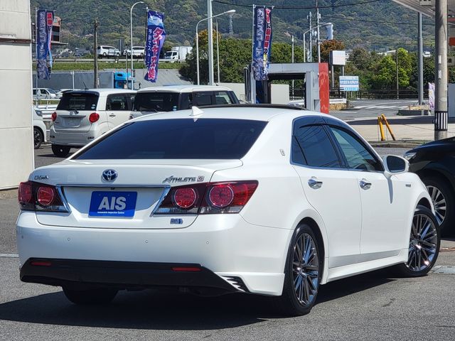 CROWN sedan hybrid