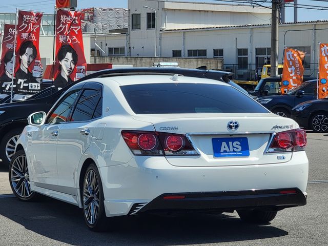 CROWN sedan hybrid
